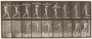 Sollevare un tronco sulla spalla (tavola 384) da Eadweard Muybridge