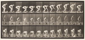 Chinarsi e rotolare una pietra a terra da Eadweard Muybridge