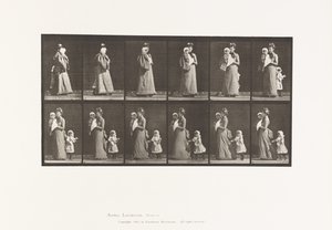 Tavola 52. Camminare portando un bambino, girarsi; un altro bambino che si aggrappa al vestito da Eadweard Muybridge