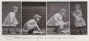 Figura umana in movimento: Fasi del sollevamento di una bambola da parte di un bambino da Eadweard Muybridge