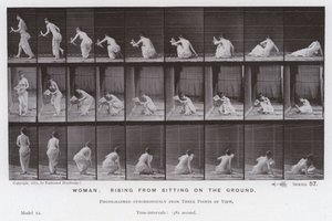 La figura umana in movimento: Donna, che si alza da seduta a terra da Eadweard Muybridge