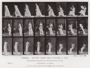La figura umana in movimento: Donna, che si siede e agita un ventaglio da Eadweard Muybridge