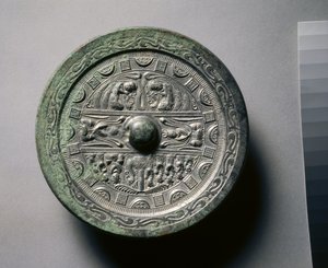 Specchio con Divinità e Re in Tre Sezioni Circondate da Anelli di Quadrati e Semicerchi da Eastern Han Dynasty Chinese School