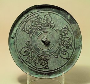Specchio con draghi intrecciati, Dinastia Zhou Orientale, periodo degli Stati Combattenti, 475-221 a.C.