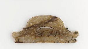 Placca semicircolare con teste di drago alle estremità, V-IV secolo a.C. da Eastern Zhou Dynasty Chinese School