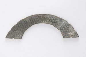 Placca sottile tagliata ad arco di cerchio, del tipo huang, Changsha, provincia di Hunan, 4°-3° secolo a.C.