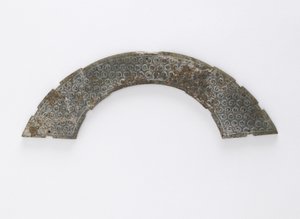 Placca sottile tagliata ad arco di cerchio, del tipo huang, Changsha, provincia di Hunan, 4°-3° secolo a.C.
