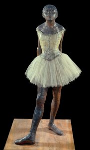 Danzatrice di 14 anni vestita