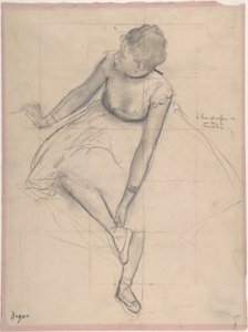 Ballerina che si sistema la scarpetta