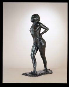 Ballerina a riposo, mani sui fianchi, gamba destra in avanti