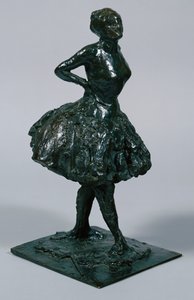Ballerina in abito casual, con le mani sui fianchi, la gamba destra in avanti, fusa c.1919-21