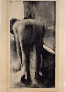 Donna nuda che si asciuga i piedi vicino alla vasca da bagno