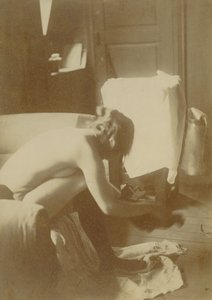 [Nudo seduto]