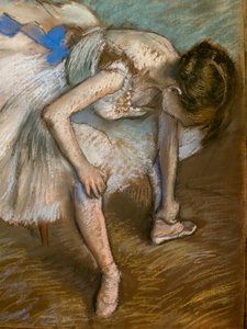 Ballerina seduta che massaggia il piede (dettaglio) da Edgar Degas