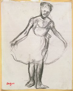 Ballerina in piedi che tiene il tutù da Edgar Degas