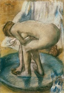 Donna che fa il bagno in una vasca bassa