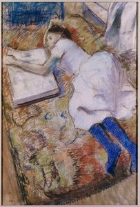 Giovane ragazza distesa che guarda un album, c.1889