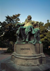 Monumento in omaggio al poeta tedesco Johann Wolfgang von Goethe (1749-1832) realizzato da Edmund von Hellmer (1850-1935)