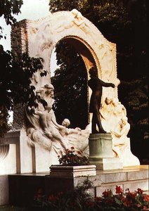 Monumento al compositore austriaco Johann Strauss il Giovane da Edmund Ritter von Hellmer