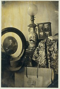 Natura morta con ritratto fotografico di Asser, stereoscopio e portfolio da Eduard Isaac Asser