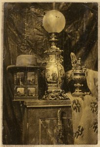 Natura morta con stereoscopio, cappello, vaso cinese, coppa d