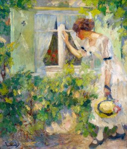 Giovane donna che guarda attraverso una finestra
