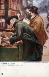 Vita di città: clienti che sfogliano a una bancarella di libri