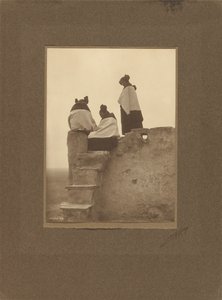 [Hopi, mentre osservano i danzatori] da Edward S. Curtis