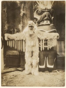 La vespa, con il suo ronzio, li scaccerà tutti. da Edward S. Curtis