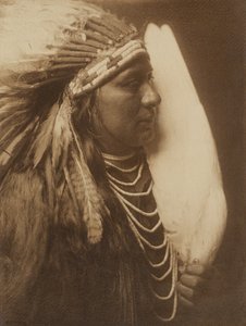 [Tre piume - Un nativo americano Nez Perce]. da Edward S. Curtis