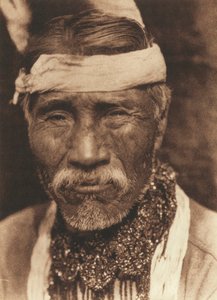 Primo piano di un vecchio indiano nordamericano visto di fronte da Edward Sheriff Curtis