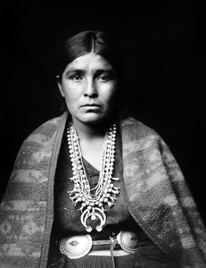 Donna Navajo con collana di fiori di zucca in argento, cintura con concho, coperta sulle spalle, c. 1904, foto di Edward S. Curtis da Edward Sheriff Curtis