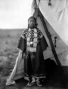 Rosa Cane Zoppo, donna Dakota in piedi alla porta di un tipi, c. 1905, foto di Edward S. Curtis