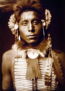 Sitting Eagle, uomo Crow, c. 1905, foto Edward S. Curtis da Edward Sheriff Curtis