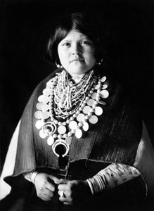 Giovane donna indiana che indossa ornamenti Zuni, c. 1903, foto Edward S. Curtis da Edward Sheriff Curtis