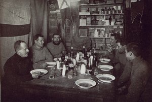 Gli uomini, cena del giorno di metà inverno, Spedizione Antartica Britannica, Cape Evans, 22 giugno 1912 da Edward W. Nelson