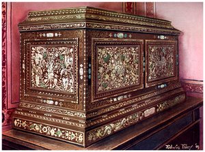 Scrigno di gioielli intarsiato in legno di noce con frontale, lati e top pannellati, 1910 da Edwin Foley