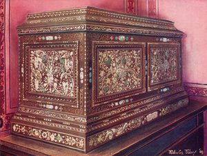Scrigno di gioielli intarsiato in legno di noce. Fronte, lati e parte superiore pannellati