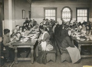 Immigrati serviti con un pasto gratuito a Ellis Island, c.1906 (foto in b/n)