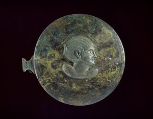Coperchio di specchio in bronzo fuso con busto ellenistico di donna in rilievo, 100 a.C. - 100 d.C.