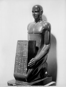 Statua naofora di un uomo (basalto)