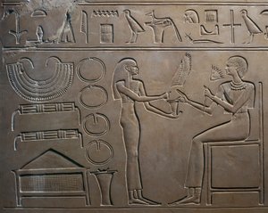 Dettaglio del rilievo con servo che mostra gioielli alla regina, dal Sarcofago della Regina Kawit, Tempio di Mentuhotep II, Deir el Bahari, Egitto