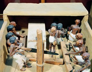 Modello funerario di una falegnameria, dalla Tomba di Meketre, Valle dei Nobili, Medio Regno, c.2000 a.C. (legno dipinto)