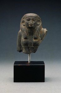 Testa e Spalle di una Donna da una Statua di Gruppo, probabilmente una Diade Funeraria, Medio Regno da Egyptian 12th Dynasty