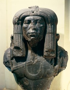 Busto di Amenemhat (Amenemhet) III (Nimaat Re o Ammenemes III), rappresentato come sacerdote, da Fayum, Medio Regno, Dinastia XII