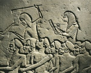 Un gruppo di prigionieri negroidi circondati da guardie armate di bastoni mentre uno scriba redige un rapporto. Rilievo dalla tomba di Horemheb a Saqqara (dettaglio) da Egyptian 18th Dynasty