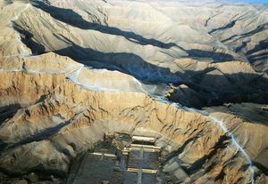 Vista aerea del Tempio funerario di Hatshepsut, Deir el-Bahari, Necropoli tebana, Luxor, Egitto, Nuovo Regno, XVIII dinastia