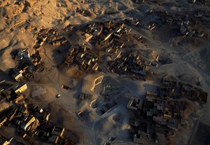 Veduta aerea del sito archeologico di Qurna, Sheikh Abd el-Qurna, Necropoli di Tebe, Egitto, Nuovo Regno, Dinastia XVIII-XIX