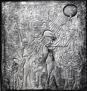 Akhenaton (Amenhotep IV) faraone eretico, regnò dal c150 a.C., qui con Nefertiti e le loro due figlie che offrono doni al Sole. Rilievo originariamente nel Tempio del Sole, Tebe. Abiti di lino