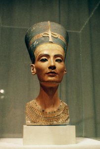 Busto della Regina Nefertiti, vista frontale, dallo studio dello scultore Thutmose a Tell el-Amarna